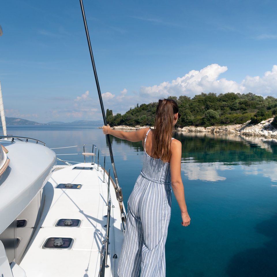 Yacht in partnership charter management program sailing in Tahiti