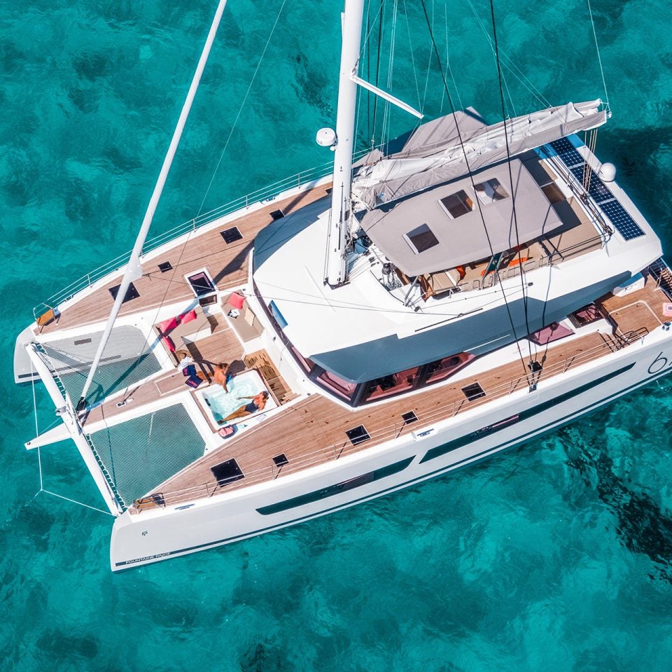 Vue aérienne d’un catamaran à voile Fountaine Pajot Alegria 67