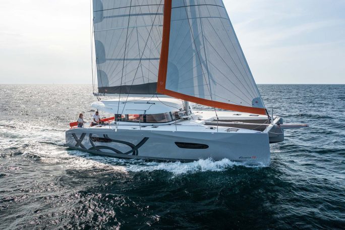 Catamaran Excess 14 naviguant à voile relevée