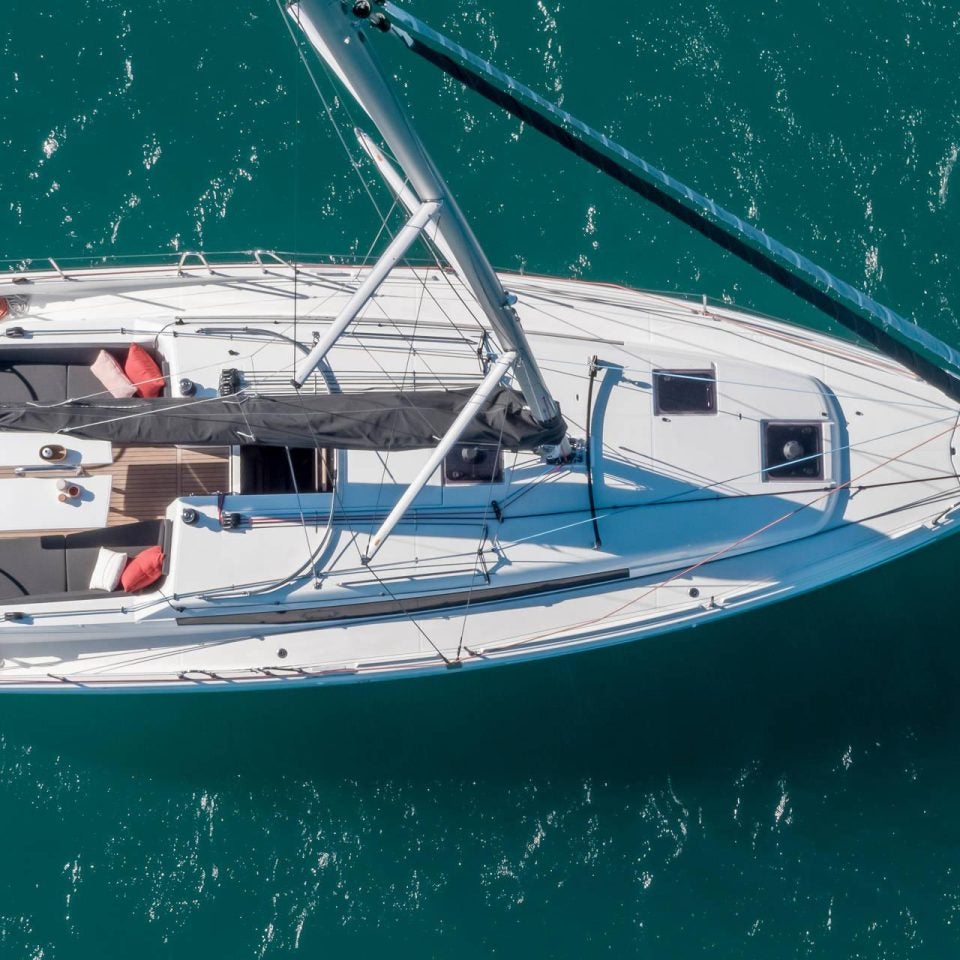 Vue aérienne du Jeanneau Sun Odyssey 380 ancré