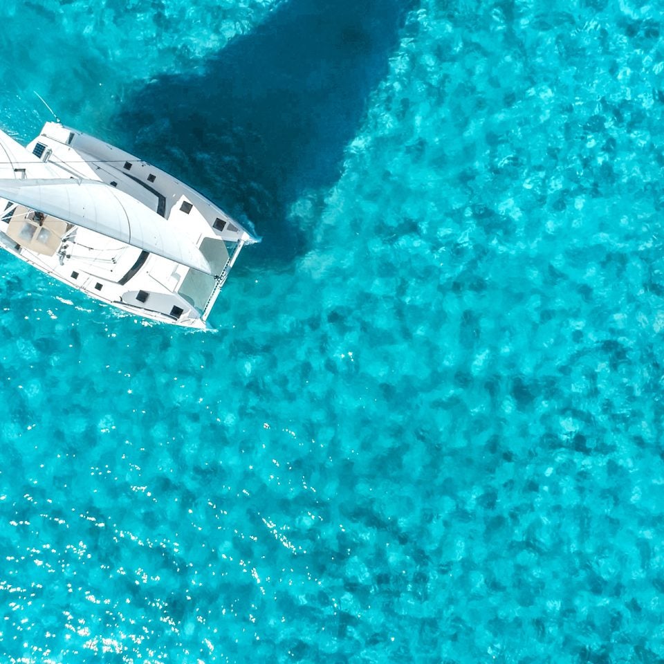 Vue panoramique sur un catamaran Dream Yacht naviguant sur des eaux bleu vif