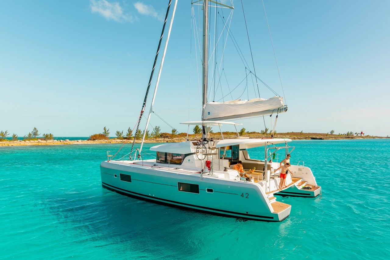 Catamaran à voile Lagoon 42 ancré près du rivage sablonneux