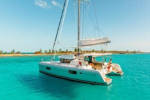 Catamaran à voile Lagoon 42 ancré près du rivage sablonneux