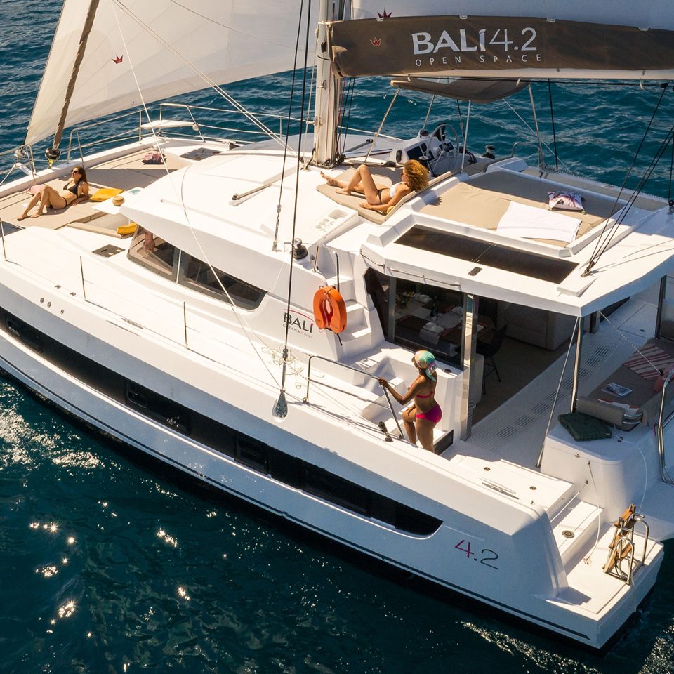 Personnes profitant de la navigation à bord d’un catamaran à voile Bali 4.2
