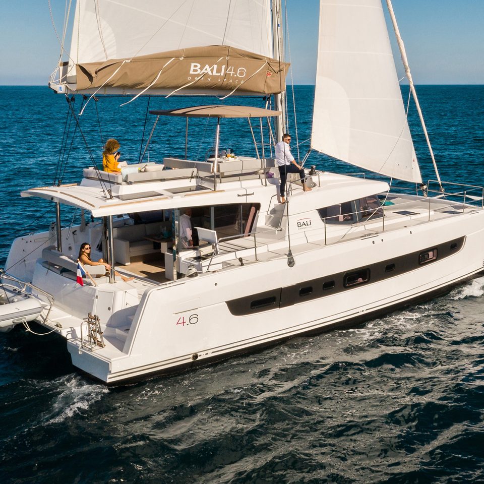 Catamaran Bali 4.6 naviguant avec des personnes sur le flybridge