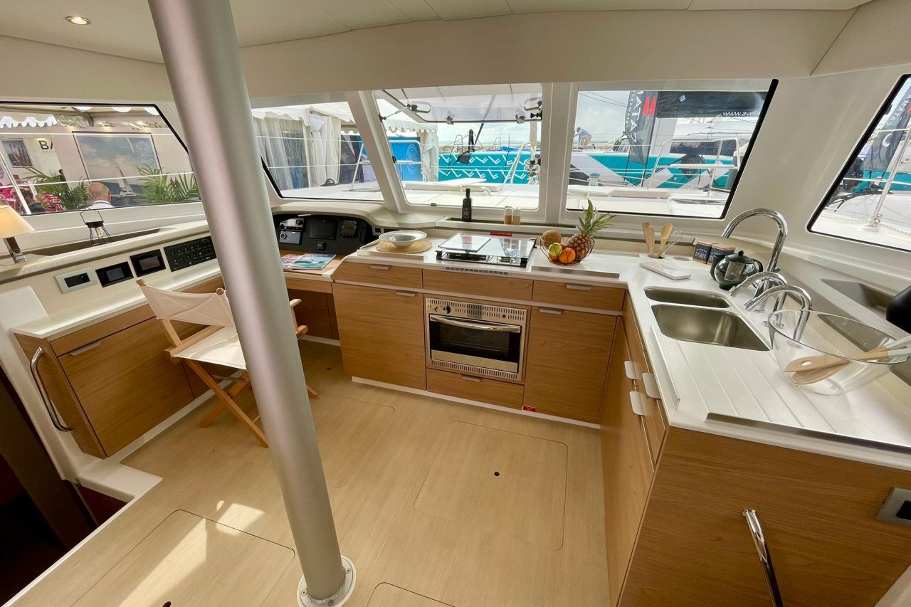 Vue intérieure de la cuisine à bord du bateau Bali Catspace