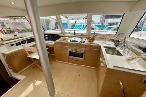 Vue intérieure de la cuisine à bord du bateau Bali Catspace