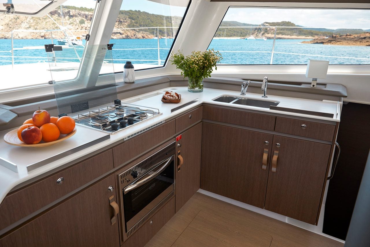 Vue intérieure de la cuisine à bord du bateau Bali Catspace