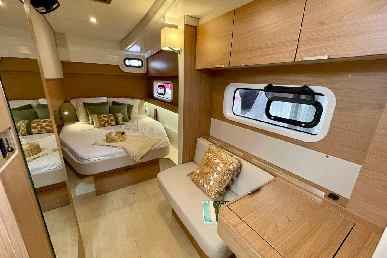 Salon du Bali Catspace avec porte arrière et fenêtres ouvertes sur l’extérieur
