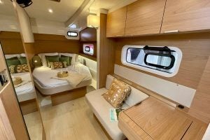 Salon du Bali Catspace avec porte arrière et fenêtres ouvertes sur l’extérieur