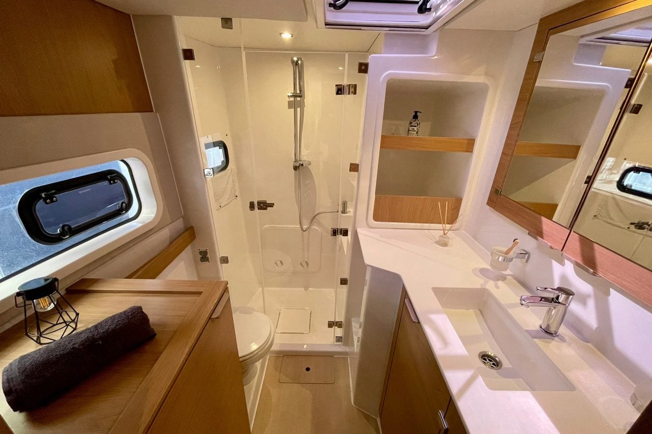 Salle de bain intérieure et douche du catamaran Bali Catspace