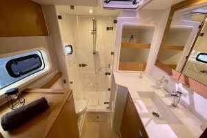 Salle de bain intérieure et douche du catamaran Bali Catspace