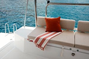 Banquette rembourrée sur le tableau arrière du catamaran Bali Catspace