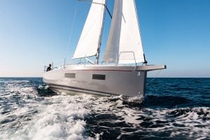 Vue de proue du voilier Beneteau Oceanis 34.1 sous voiles