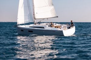 Beneteau 34.1 sous voiles avec un homme à la barre