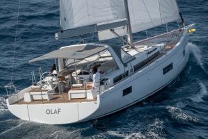 Monocoque Beneteau Oceanis Yacht 54 en train de naviguer avec voiles levées