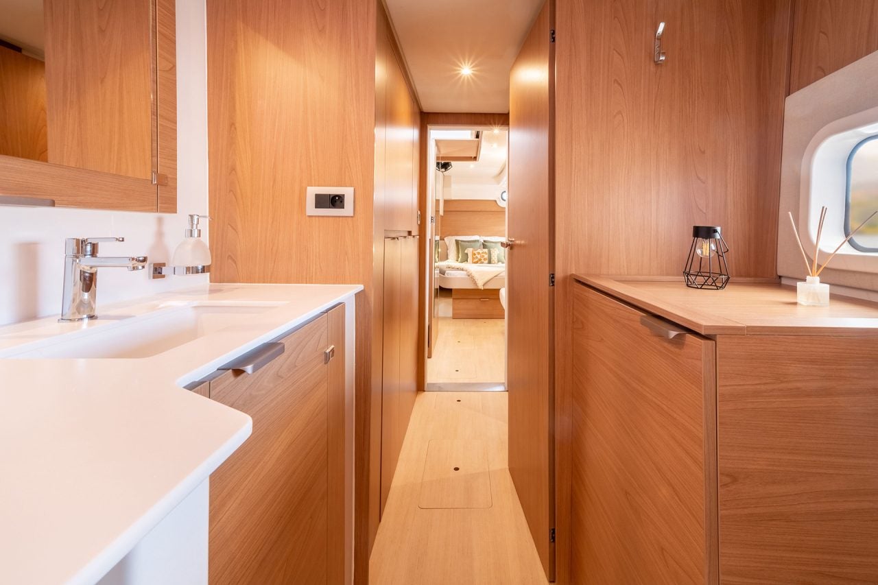 Salle de bain et suite spacieuses du propriétaire à bord du catamaran à voile Bali Catspace