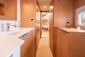 Salle de bain et suite spacieuses du propriétaire à bord du catamaran à voile Bali Catspace