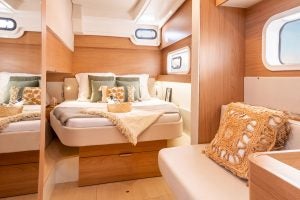 Suite spacieuse du propriétaire à bord du catamaran à voile Bali Catspace