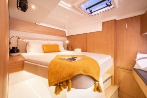 Cabine à couchette double du Bali Catspace avec trappe supérieure