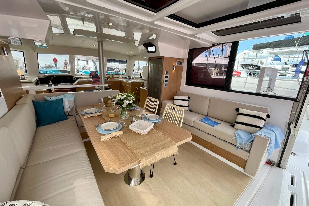 Salon du Bali Catspace avec porte arrière et fenêtres ouvertes sur l’extérieur