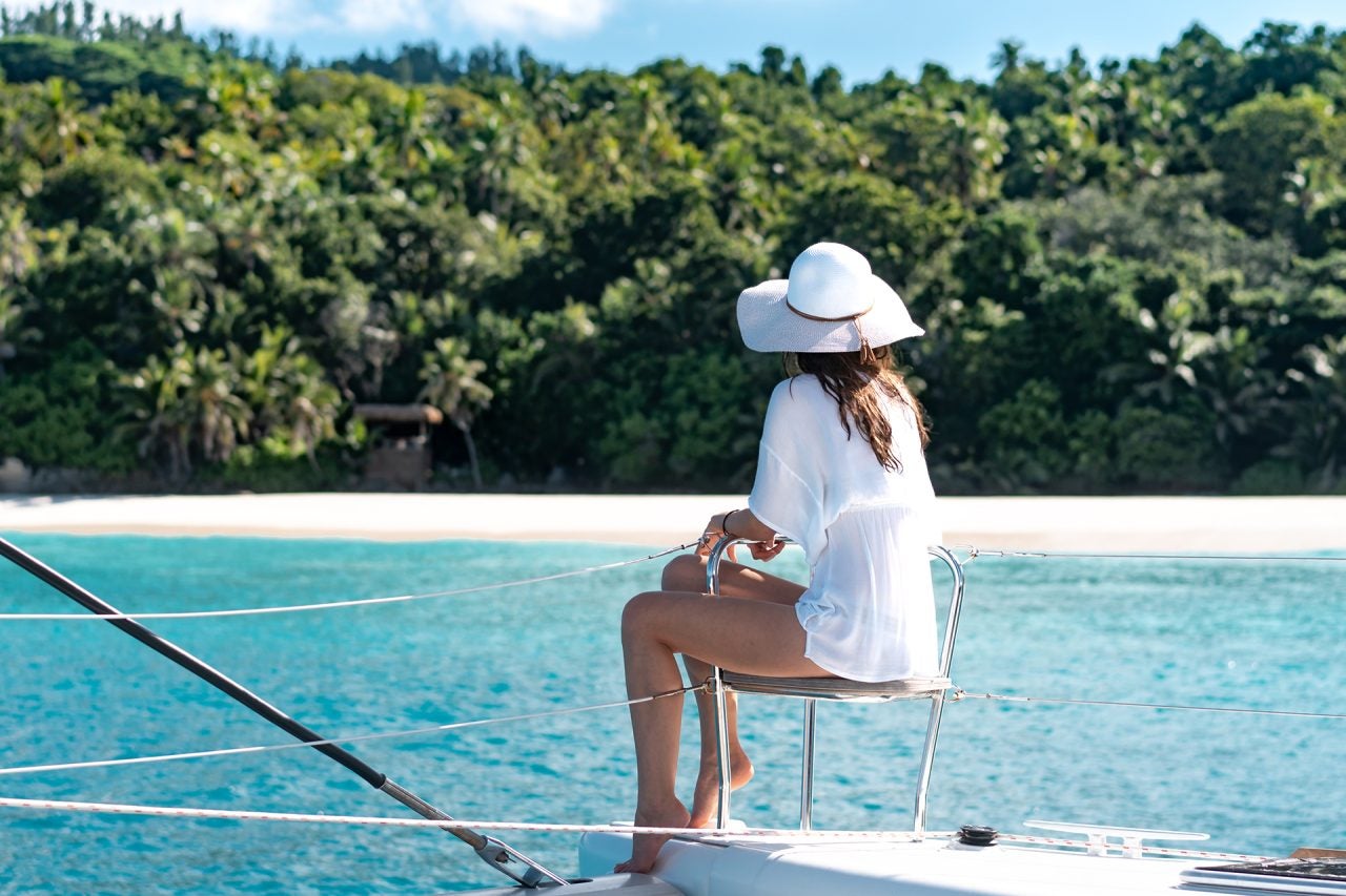 Invité de Dream Yacht profitant de la plage, vue depuis la proue d’un catamaran