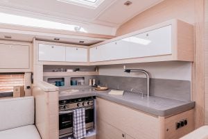 Cuisine en forme de L du voilier Dufour 470