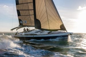 Bateau à voile Dufour 470 à pleines voiles