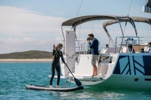 Couple utilisant la plateforme de bain du monocoque à voile Dufour 470 pour les sports nautiques