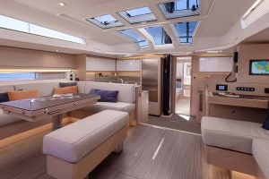 Salon et espace de repas du Dufour 61 avec de grands puits de lumière
