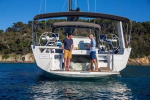 Hommes utilisant le barbecue d’extérieur sur le monocoque Dufour 61