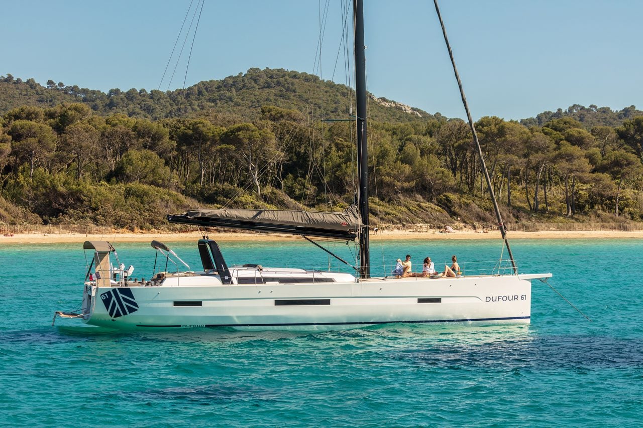 Bateau Dufour 61 ancré dans des eaux bleu vif