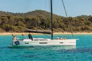 Bateau Dufour 61 ancré dans des eaux bleu vif