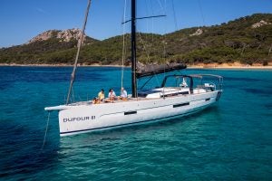 Monocoque à voile Dufour 61 ancré dans des eaux bleu vif