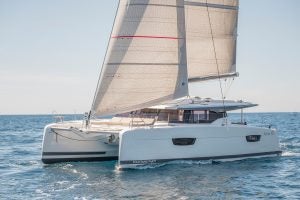 Catamaran Fountaine Pajot Astrea 42 naviguant à voile relevée