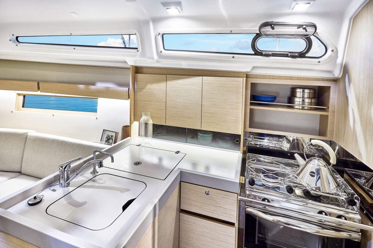 Cuisine avec évier et cuisinière du voilier Beneteau Oceanis 34.1