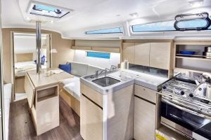 Salon et cuisine du voilier Beneteau Oceanis 34.1