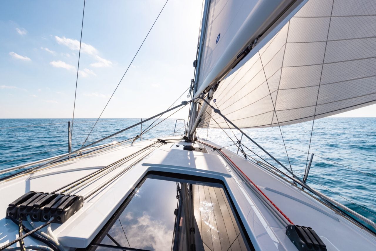 Proue du monocoque Beneteau 34.1 sous voiles