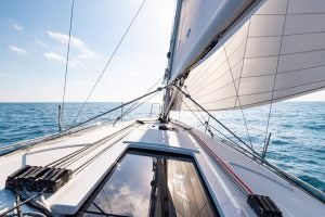 Proue du monocoque Beneteau 34.1 sous voiles