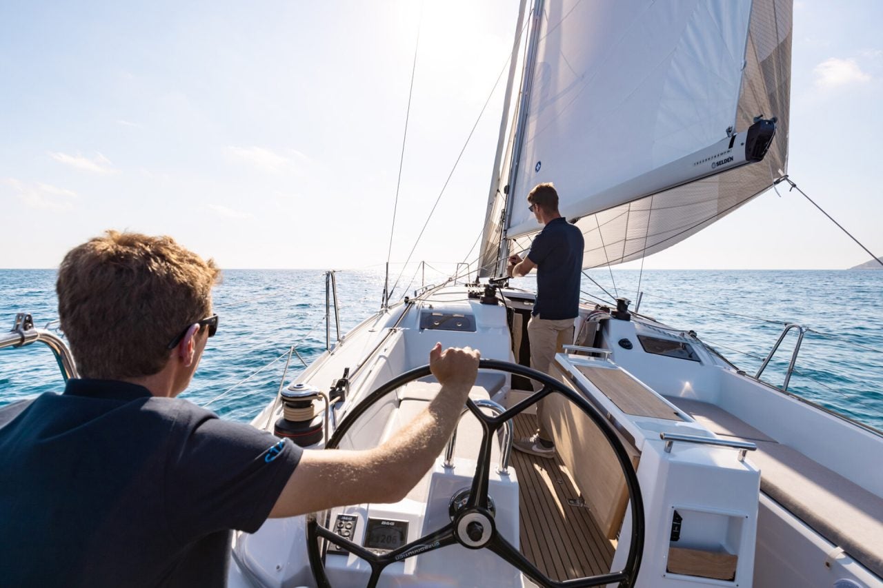 Hommes dans le cockpit naviguant sur le voilier Beneteau Oceanis 34.1