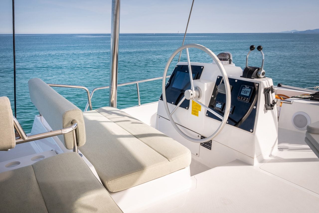 Poste de barre du catamaran à voile Bali 4.6 avec grande banquette rembourrée