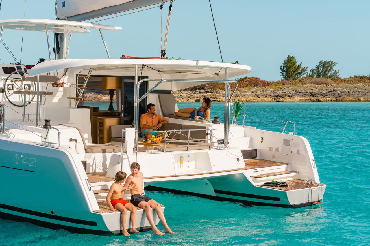 Couple qui se détend dans le cockpit du catamaran Lagoon 42