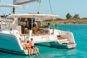 Couple qui se détend dans le cockpit du catamaran Lagoon 42