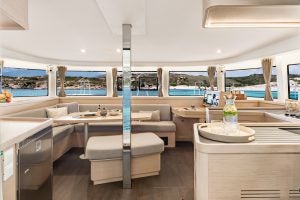Grand salon du catamaran à voile Lagoon 42