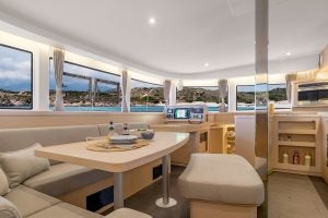 Espace de séjour intérieur avec grandes fenêtres du catamaran Lagoon 42