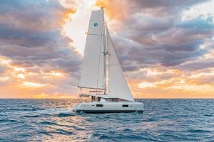 Catamaran à voile Lagoon 42 naviguant au coucher du soleil