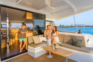 Famille dans le cockpit du catamaran Lagoon 42