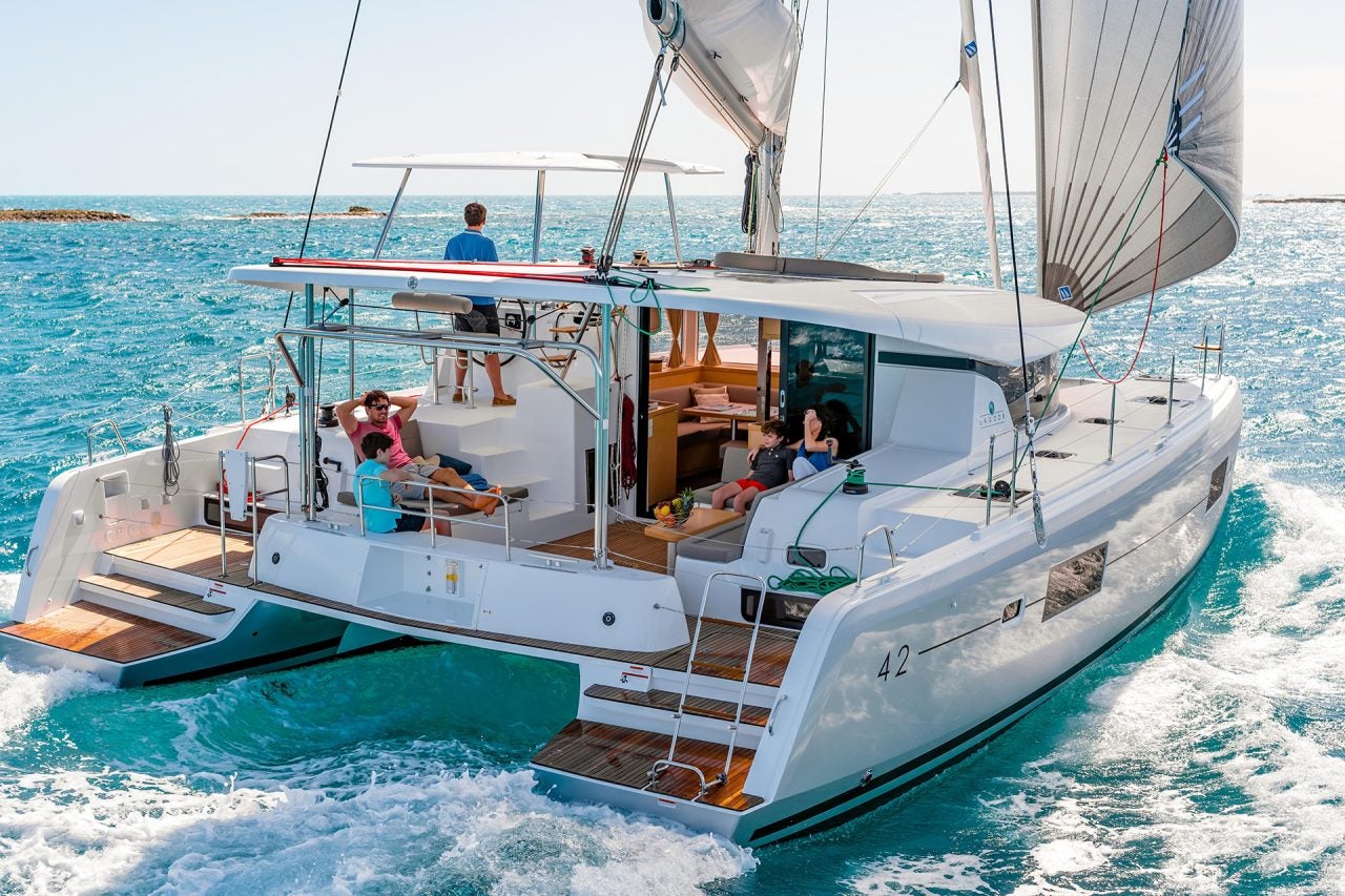 Couple qui se détend dans le cockpit du catamaran Lagoon 42