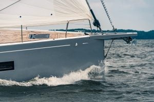 Gros plan de la proue de l’Oceanis Yacht 54 coupant à travers les vagues