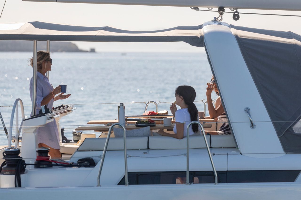Personnes dans le cockpit du monocoque à voile Oceanis Yacht 54